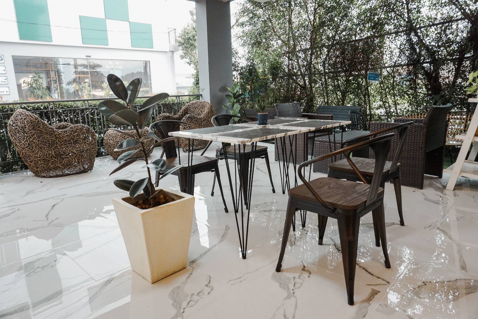 Be Blue Cafe & Restaurant