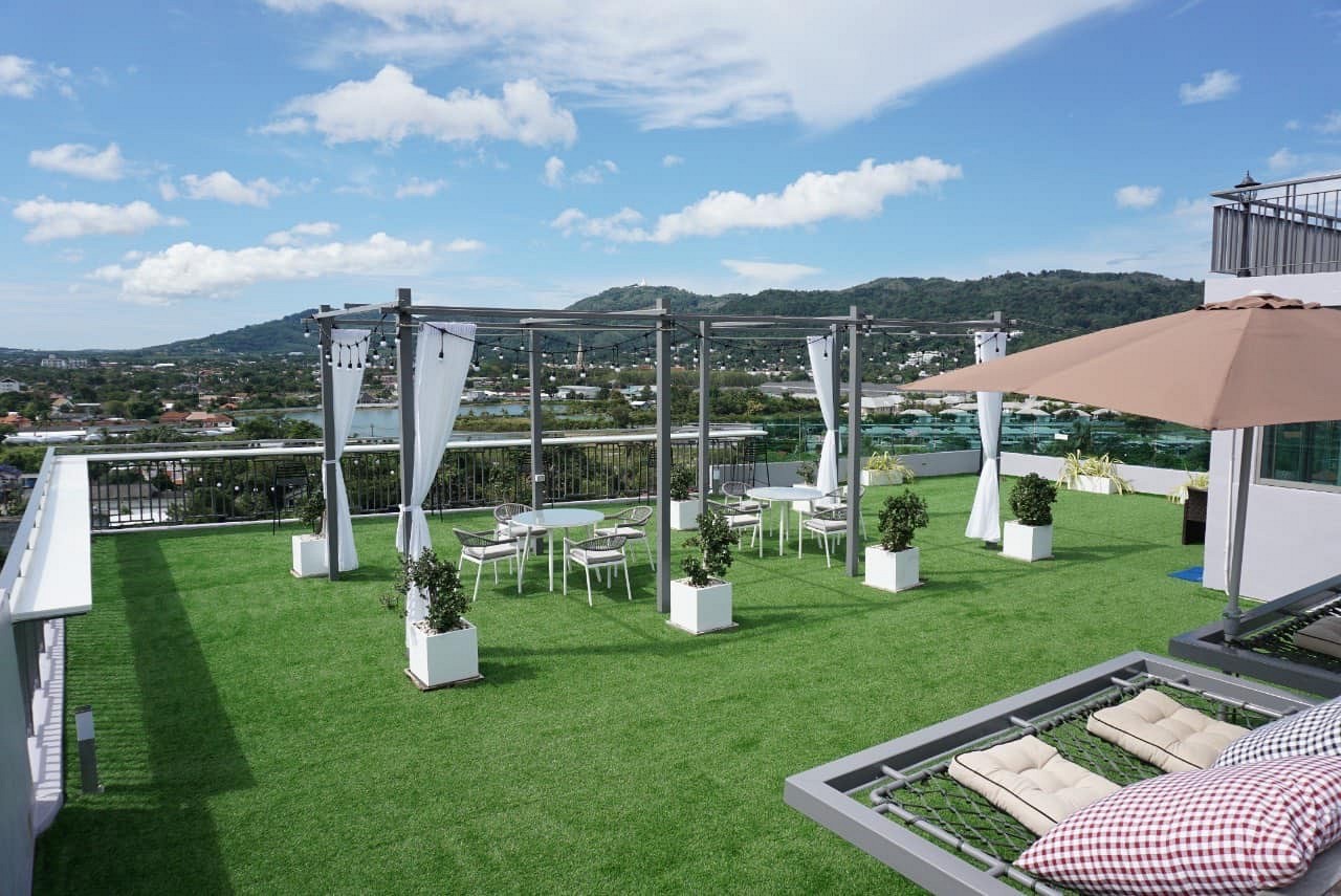 Infinity Pool and Rooftop