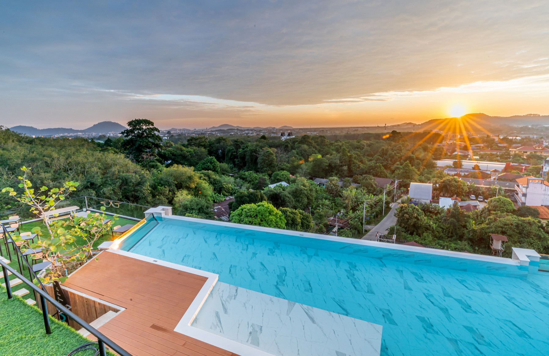 Infinity Pool and Rooftop