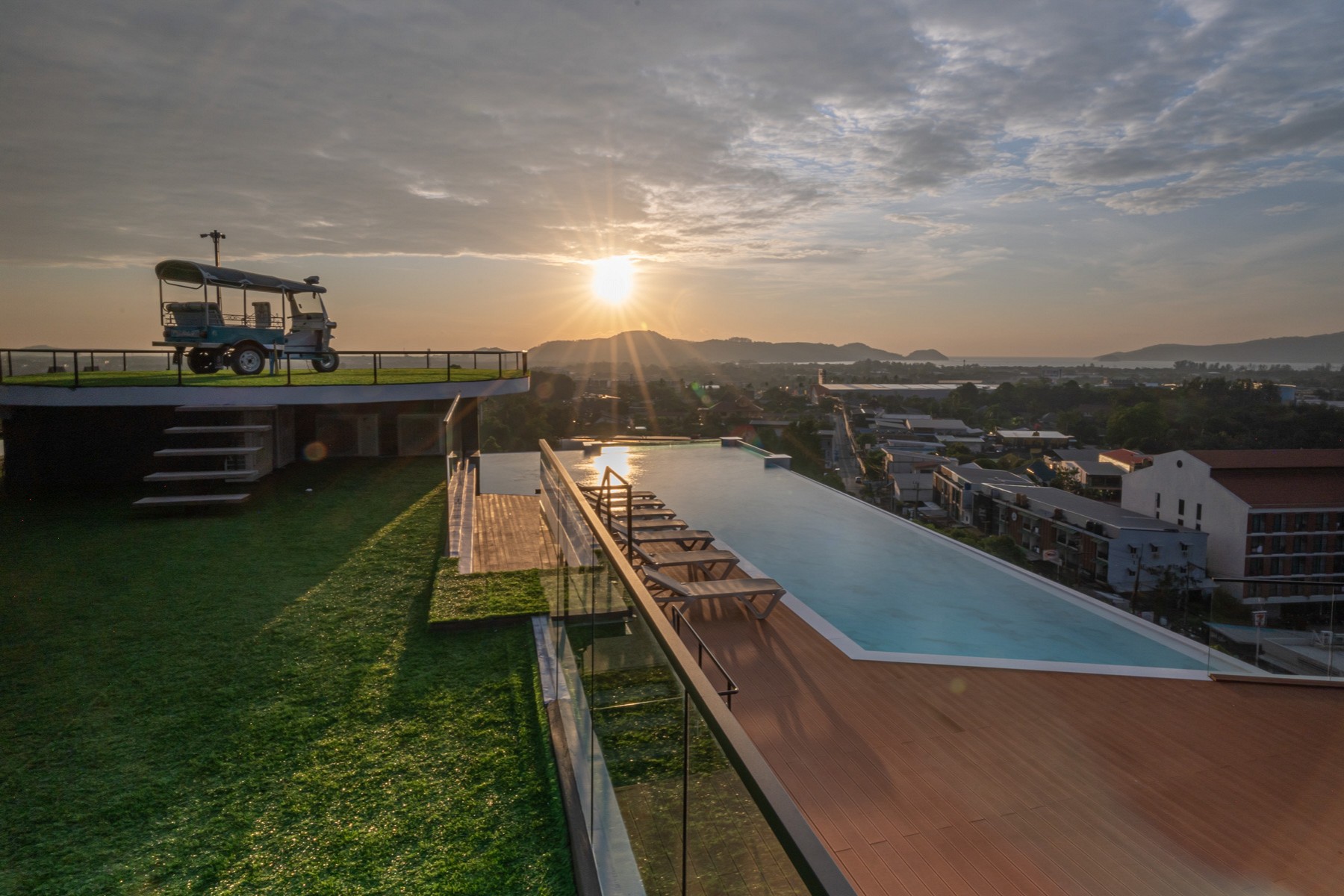 Infinity Pool and Rooftop