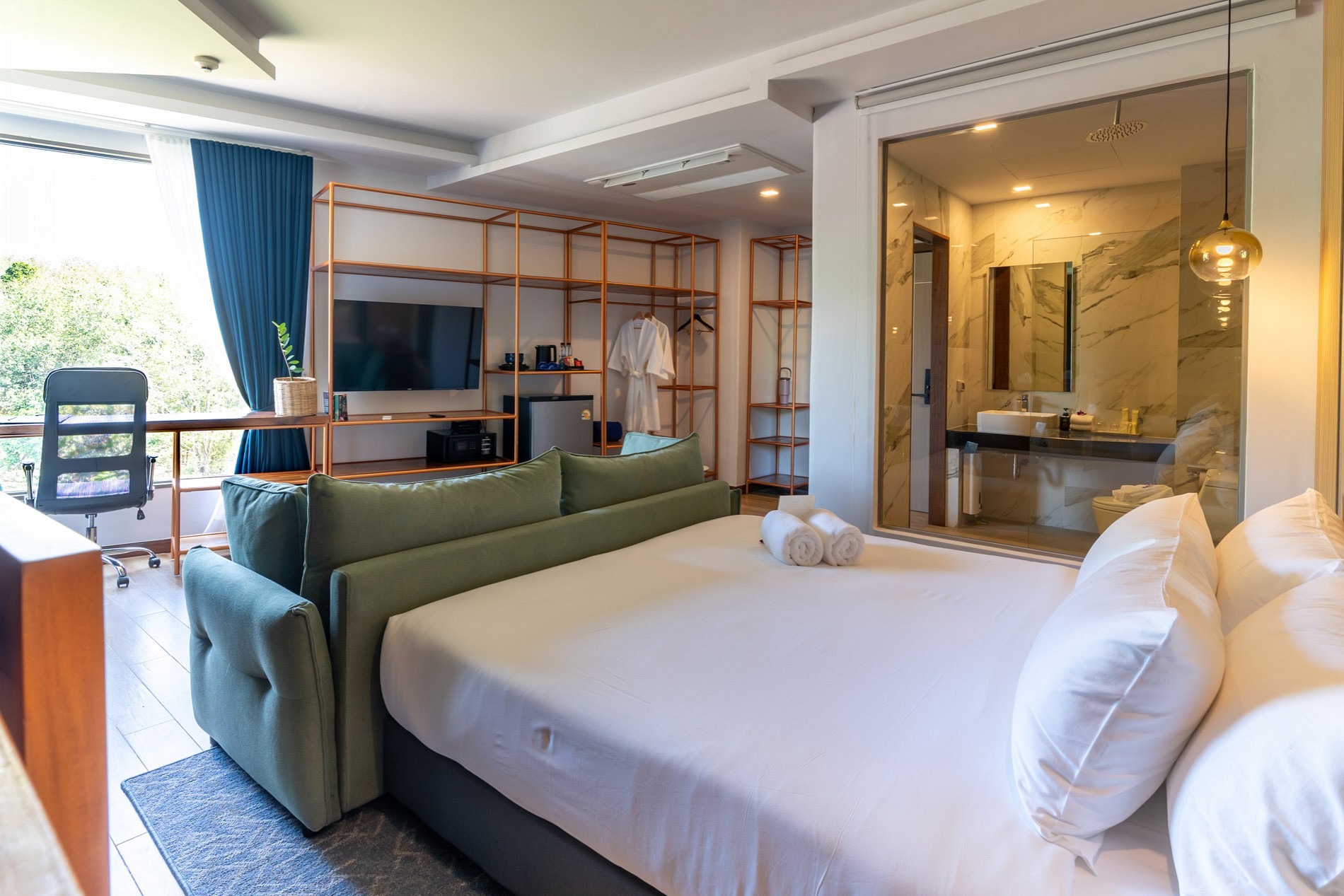 Super Deluxe with Bathtub