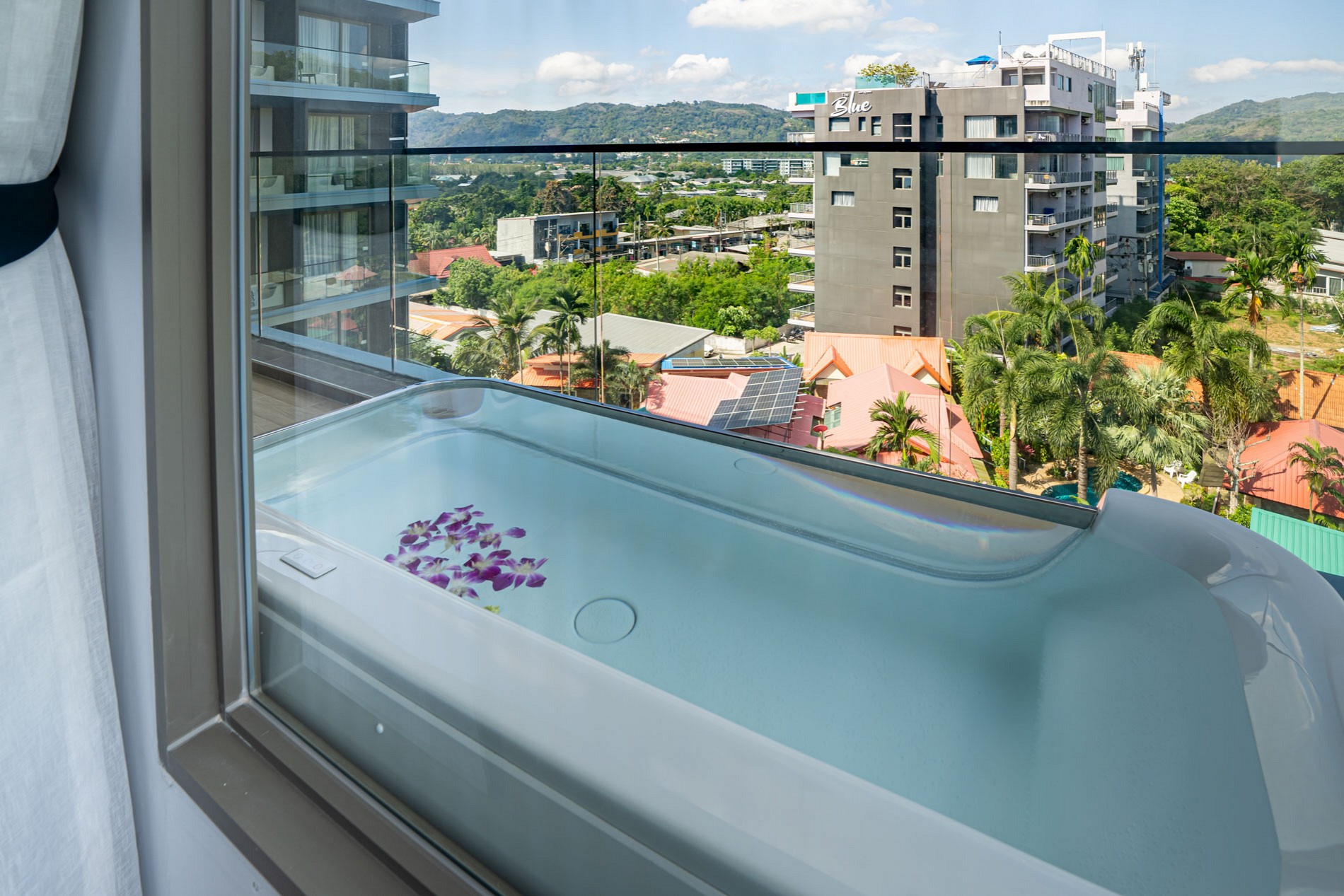 Super Deluxe with Bathtub