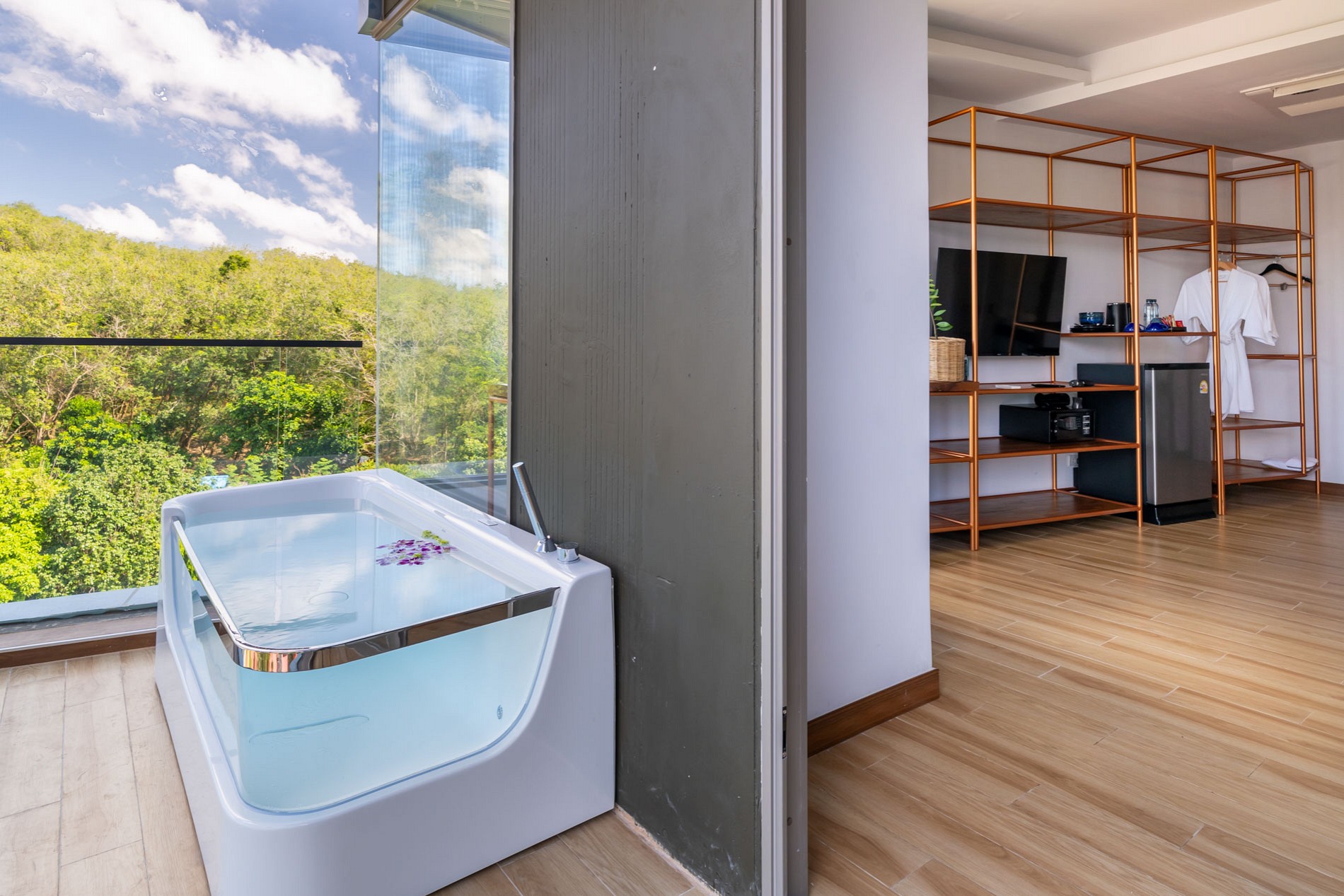 Super Deluxe with Bathtub