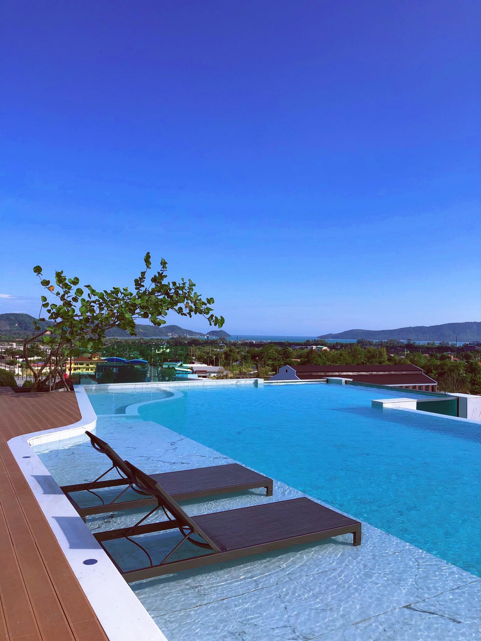 Infinity Pool and Rooftop