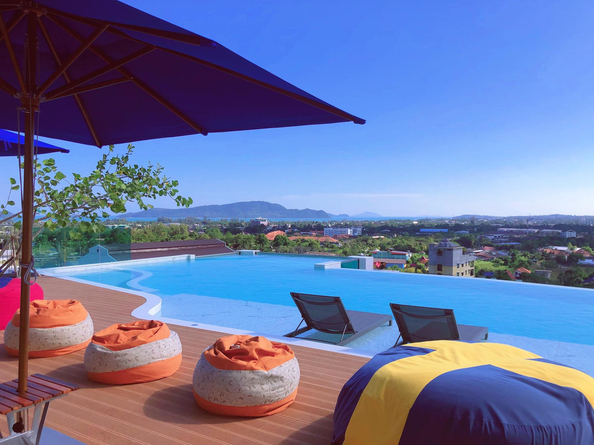 Infinity Pool and Rooftop