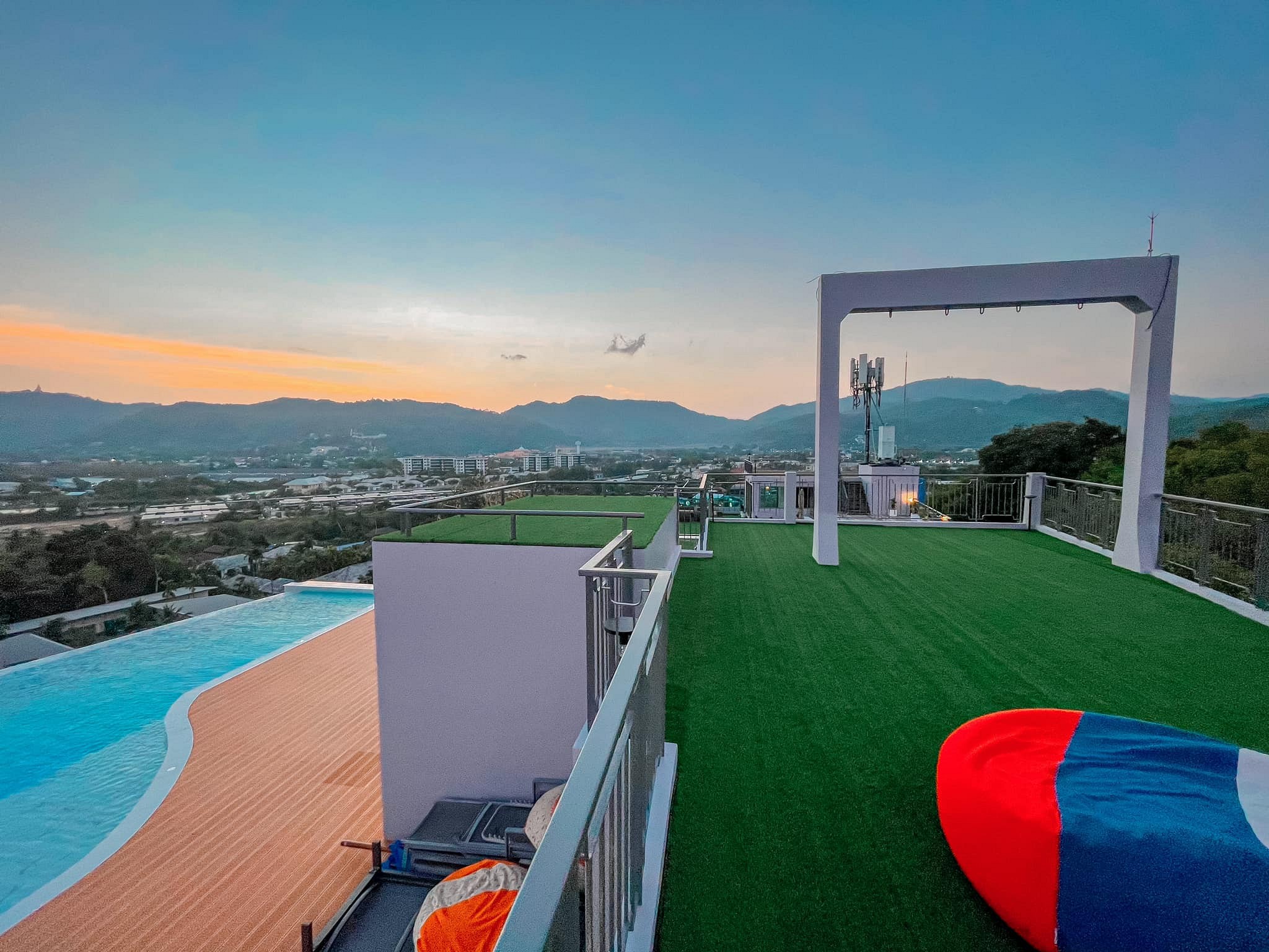 Infinity Pool and Rooftop