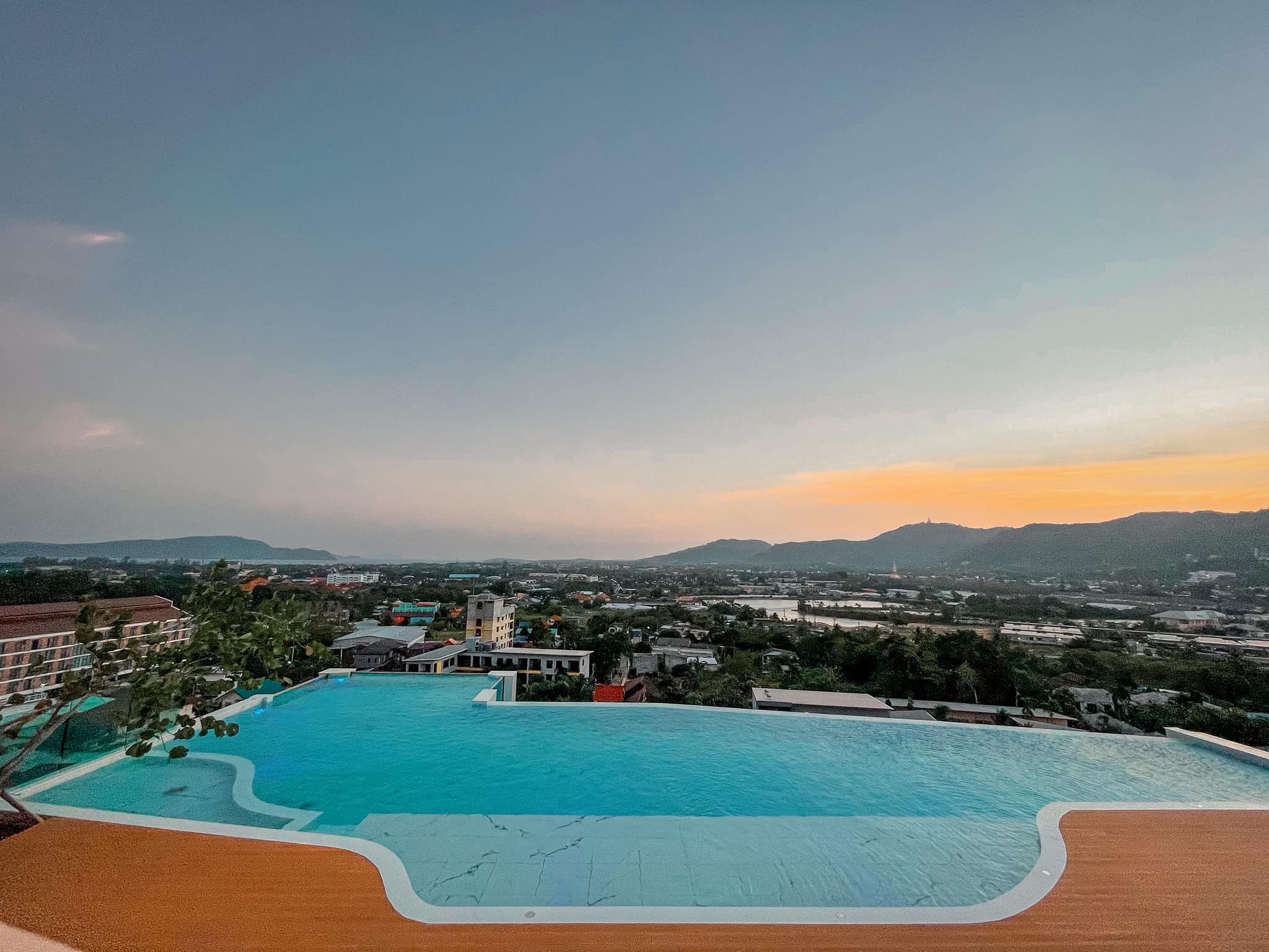 Infinity Pool and Rooftop